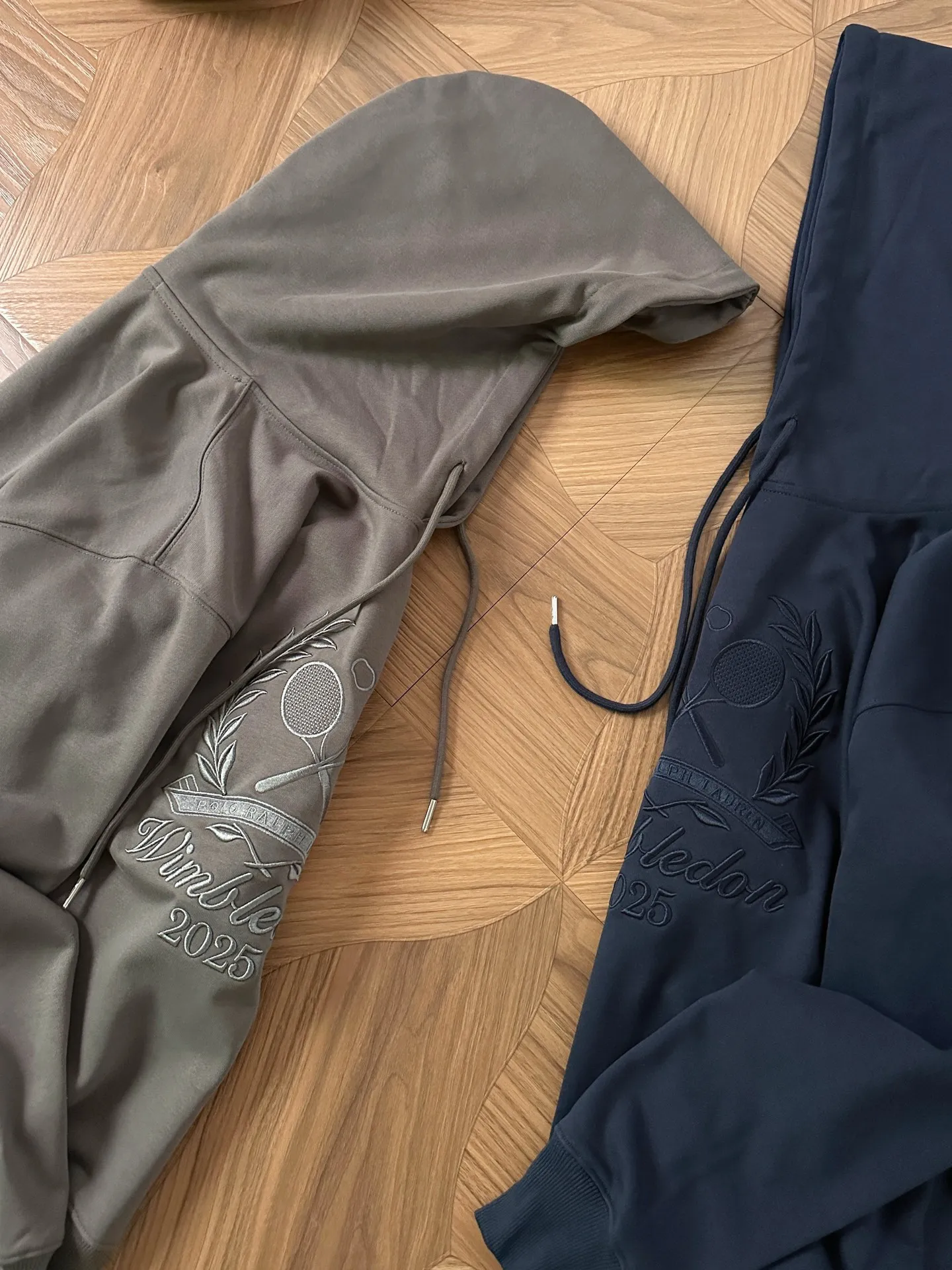 P230 Style No.: RL022] RalphLauren/Ralph Lauren 2025 new large-scale embroidered hooded sweatshirt for autumn and winter. Ralph Lauren's age-reducing item. The coat fabric is made of 60% cotton➕40% polyester. It not only retains the softness, comfort and breathability of cotton, but also adds the wear resistance and wrinkle resistance of polyester fiber, making the clothes more durable and easy to care for. Even in slightly cooler weather, you won't feel stuffy when wearing it. This kind of fabric has a natural crisp feel and is not easy to pill or deform. Hooded design effectively improves thermal insulation performance. The embroidery on the chest and the fabric are of the same color. The colors are full, three-dimensional and lifelike, adding a bit of liveliness and interest to the whole sweatshirt. There is no pressure to dress, regardless of age or gender. Complete accessories! Color: navy, black, floral gray Size: S-xL S shoulder width 53 bust 110 length 67 sleeve length 58 M shoulder width 54 bust 114 length 69 sleeve length 59 L shoulder width 55 bust 118 length 71 sleeve length 60 xL shoulder width 56 bust 122 length 73 sleeve length 61